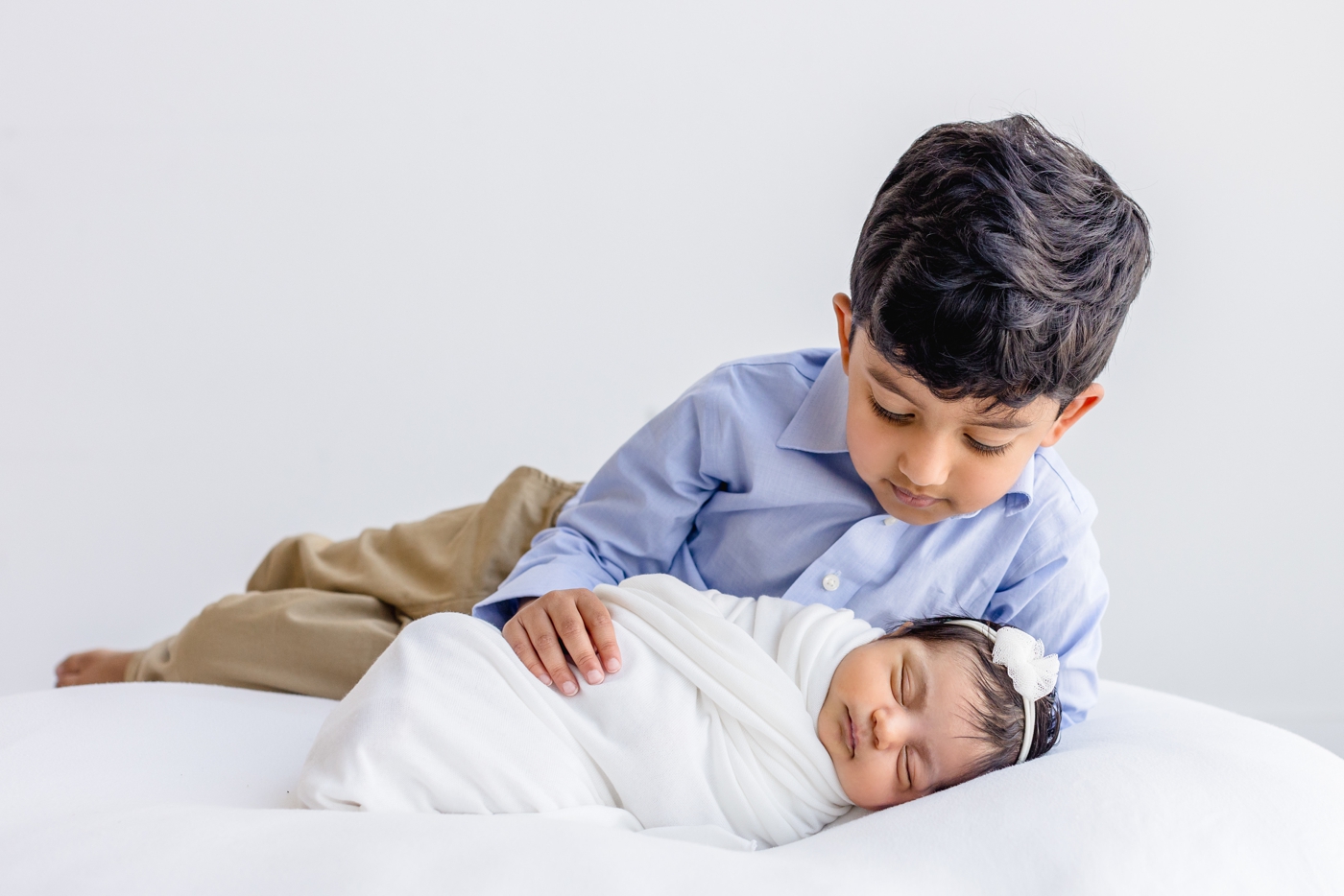 Sibling portrait during newborn session by Sana Ahmed Photography.