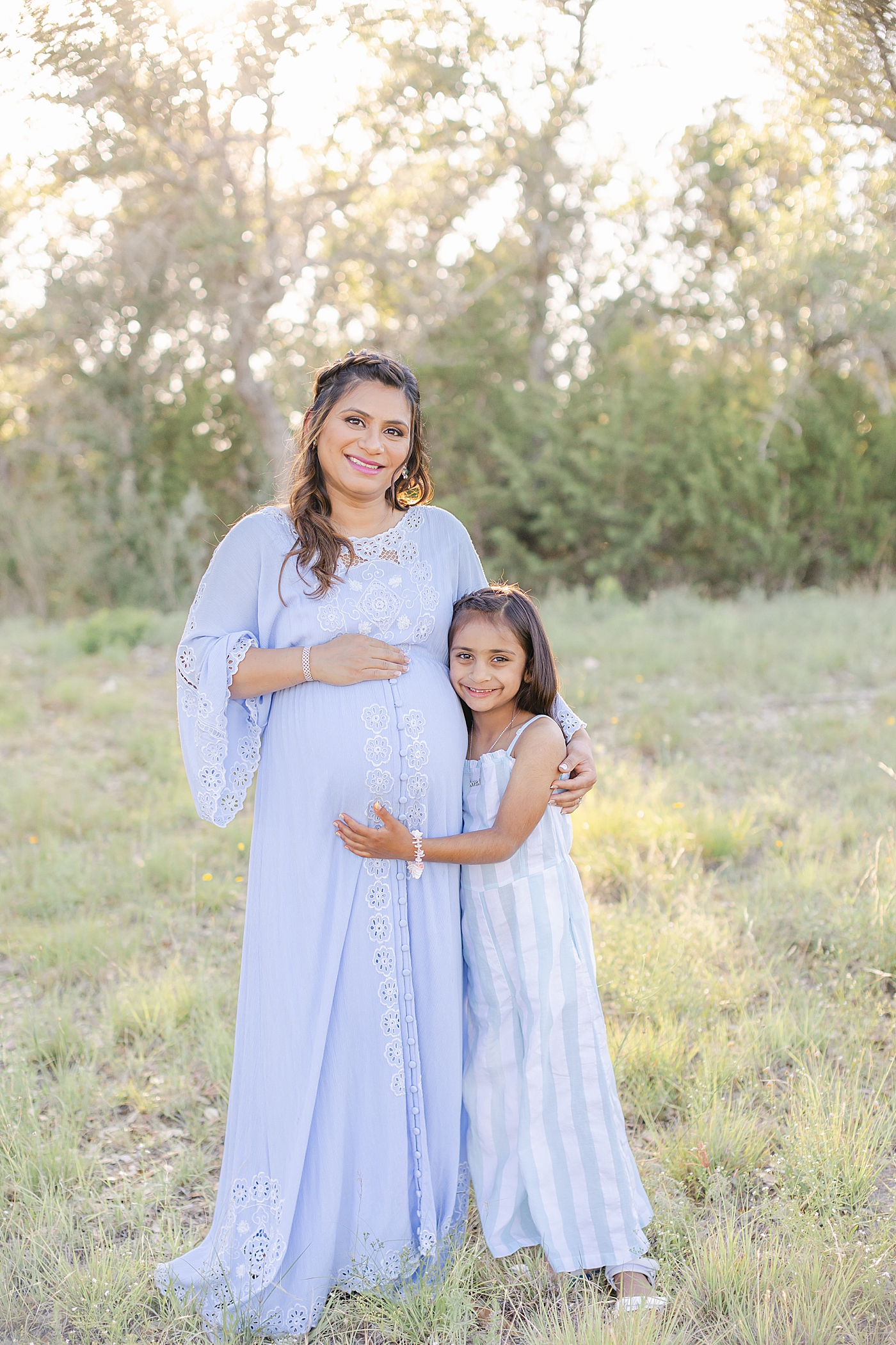 Mom and daughter hugging during their Outdoor Maternity Session in Austin | Photo by Sana Ahmed Photography