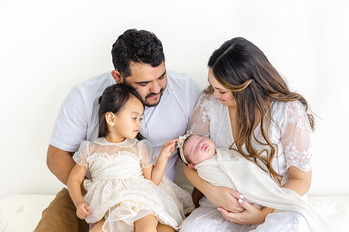 Mom and dad with their two baby girls | Photo by Sana Ahmed Photography