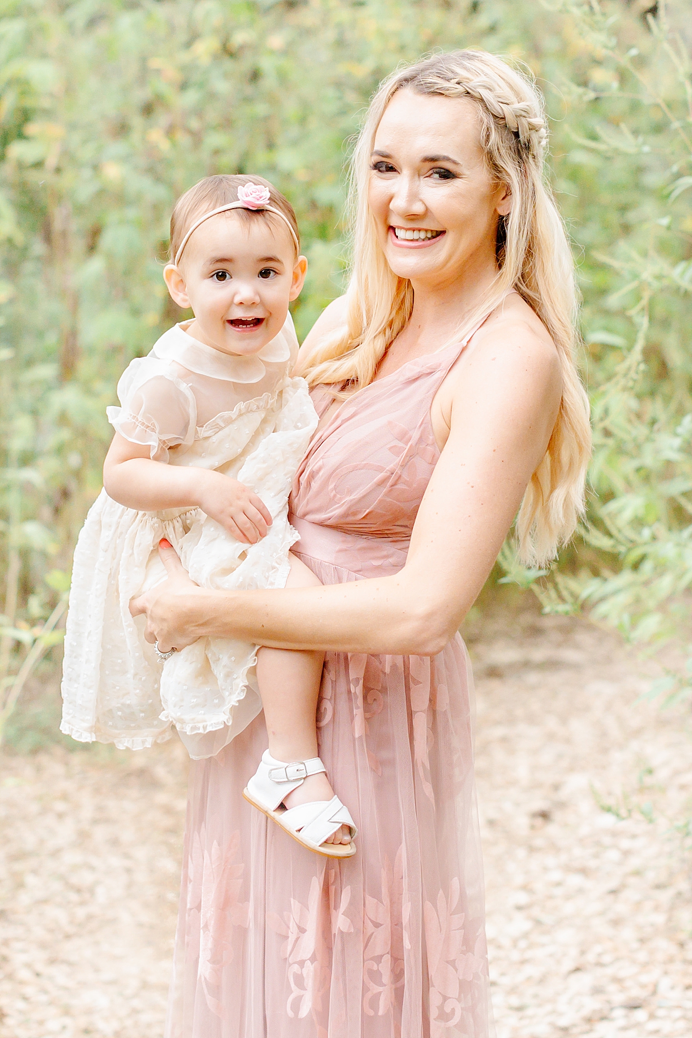 Mom holding her baby girl | Outdoor Family Sessions with Sana Ahmed Photography