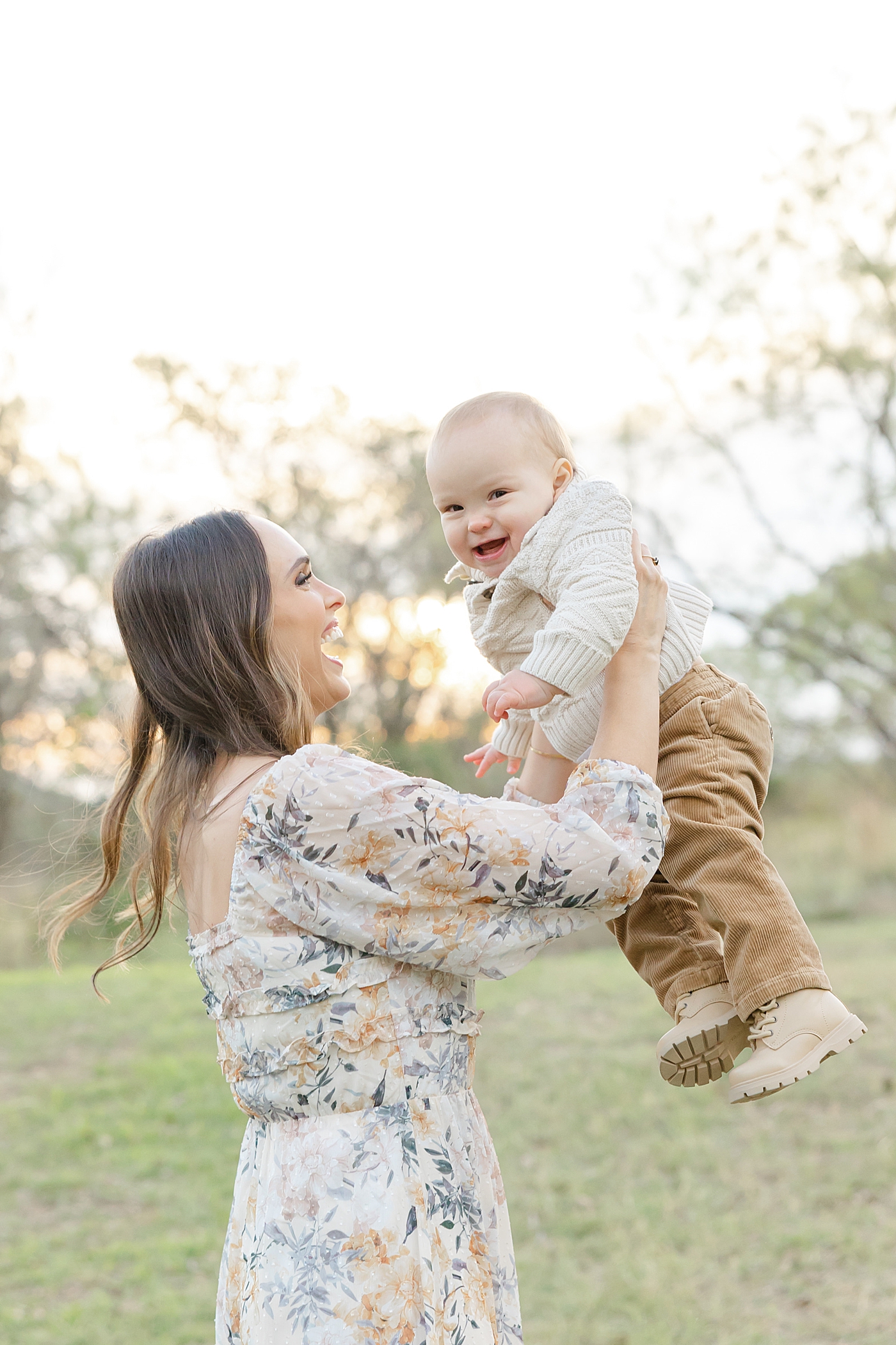 Mom playing with her baby during their Spring Family Sessions in Austin | Image by Sana Ahmed Photography