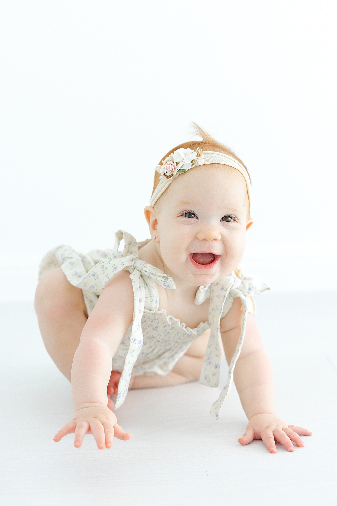 Baby girl crawling in the studio | Image by Sana Ahmed Photography