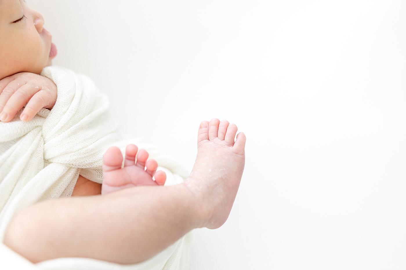 Detail of baby girl's toes during her Newborn sessions with siblings | Image by Sana Ahmed