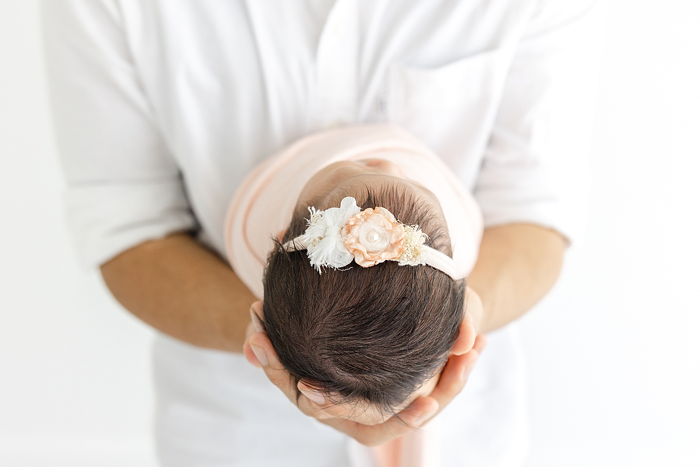 Detail of dad holding his newborn baby girl | Image by Sana Ahmed