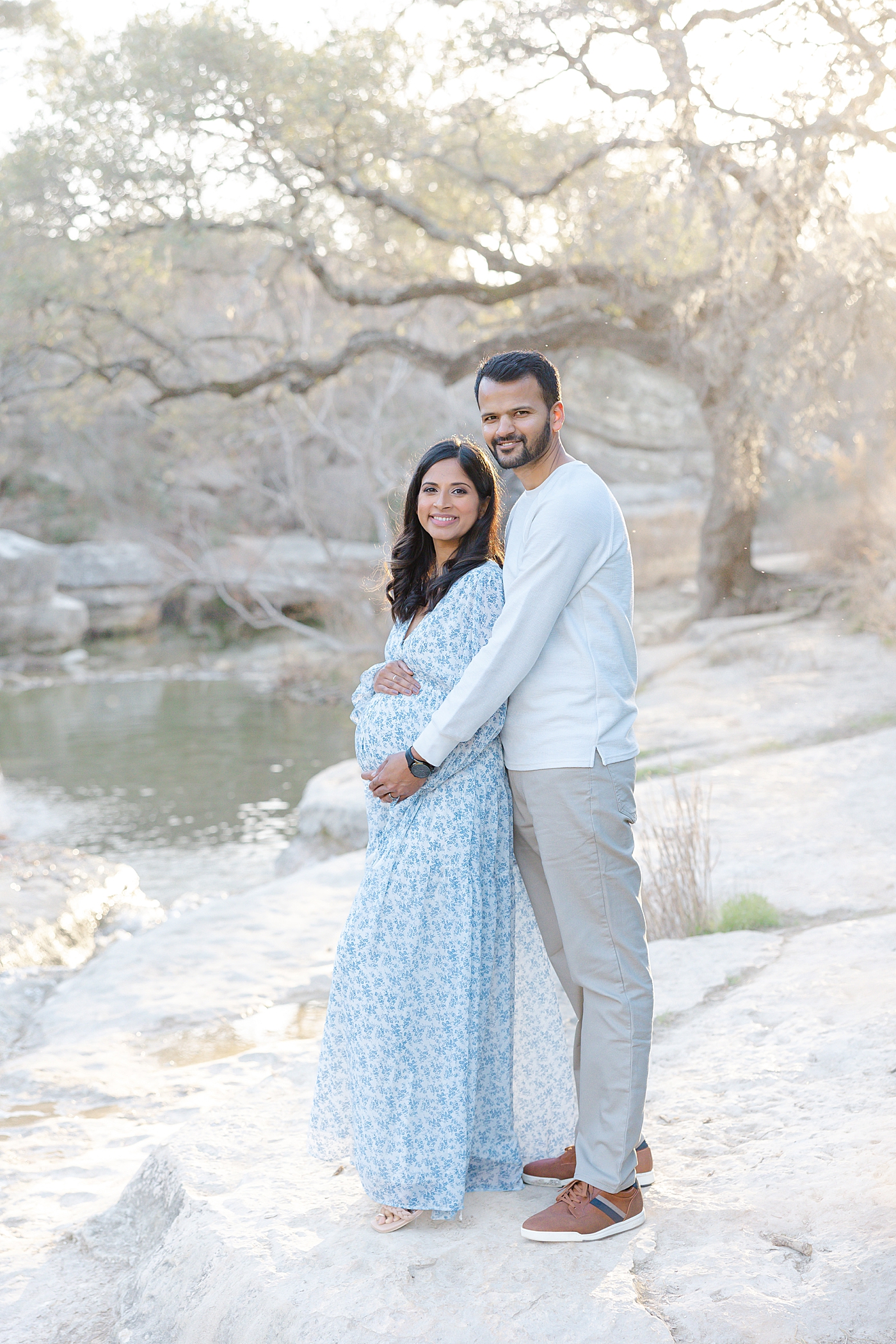 Mom and dad holding mom's belly during maternity photos | Images by Sana Ahmed 