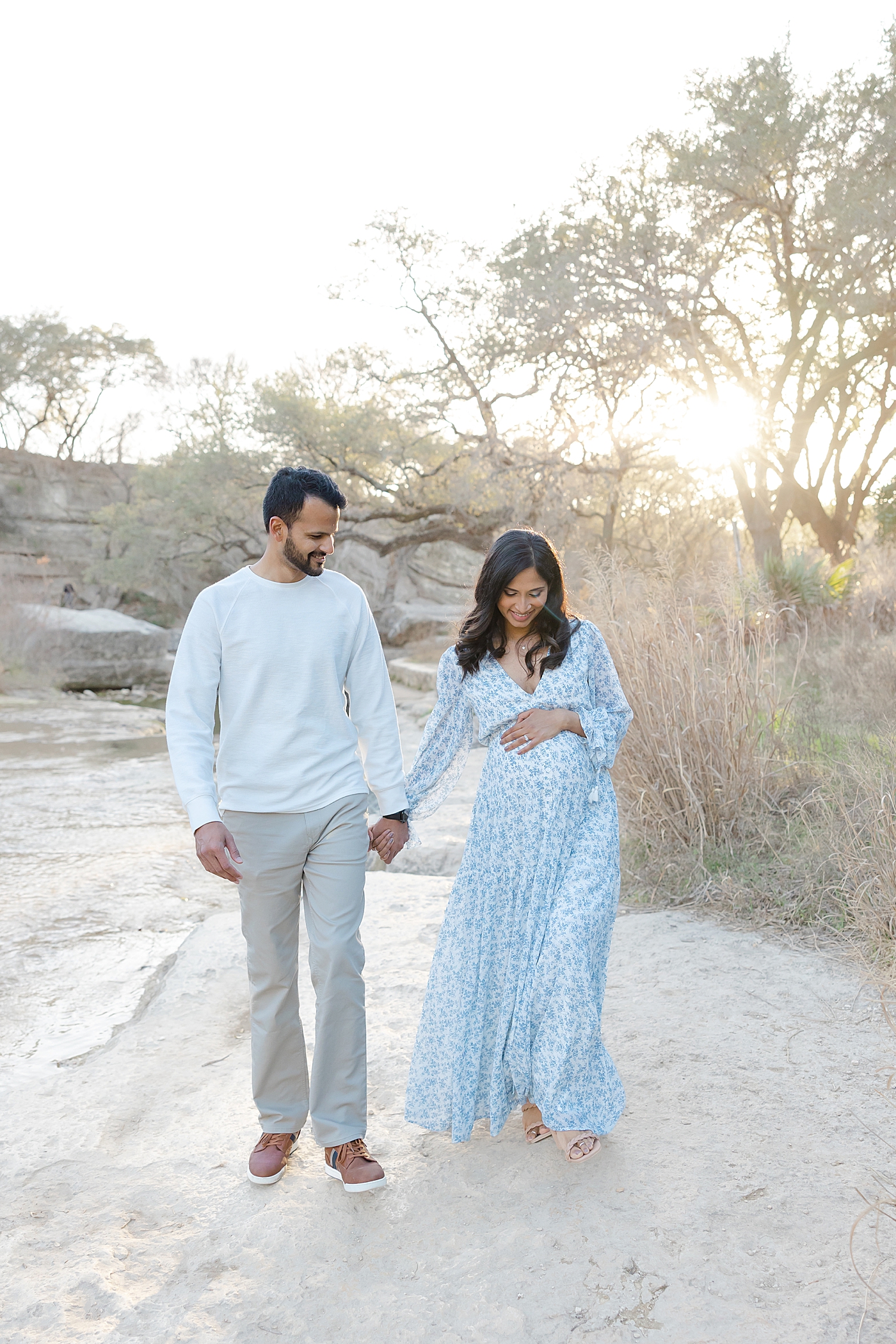 Mom and dad to be walking while holding hands | Image by Sana Ahmed